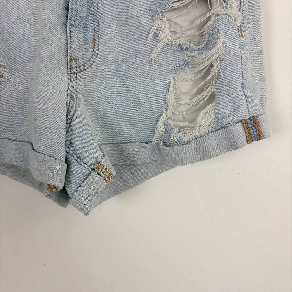 American Eagle Stretch Mom Short Light Wash Cuffed Distressed Festival Size 6 - Picture 3 of 11